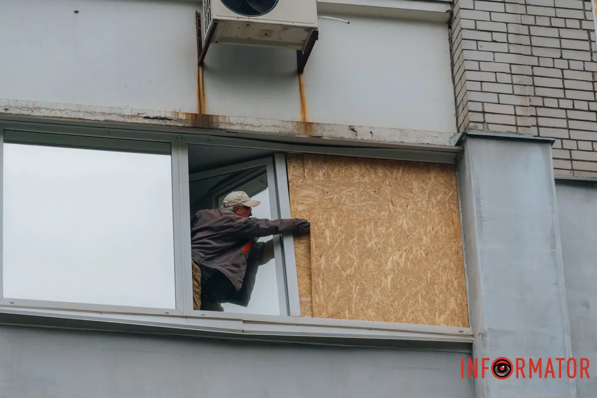 Мешканці пошкодженною багатоповерхівки самі відновлюють наслідки атаки