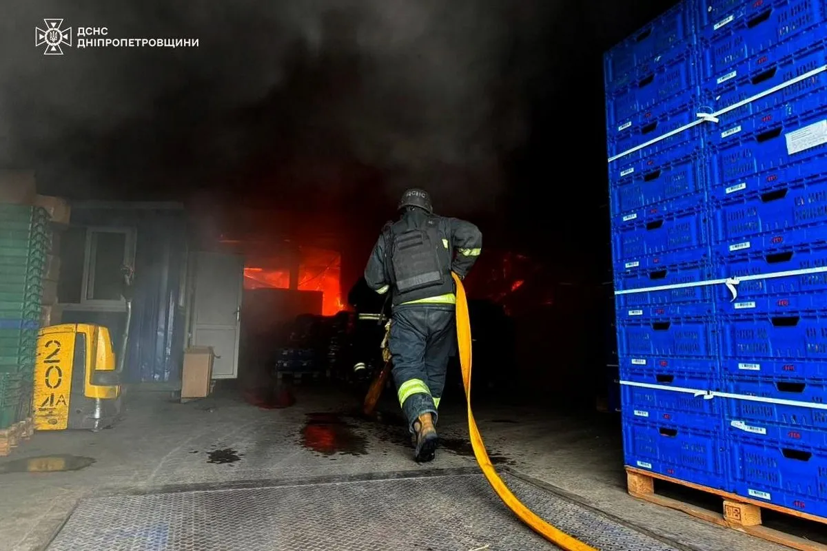 Під час ліквідації наслідків обстрілу росіяни завдали повторного удару по логістичній компанії, розташованій поруч Під час ліквідації наслідків обстрілу росіяни завдали повторного удару по логістичній компанії, розташованій поруч