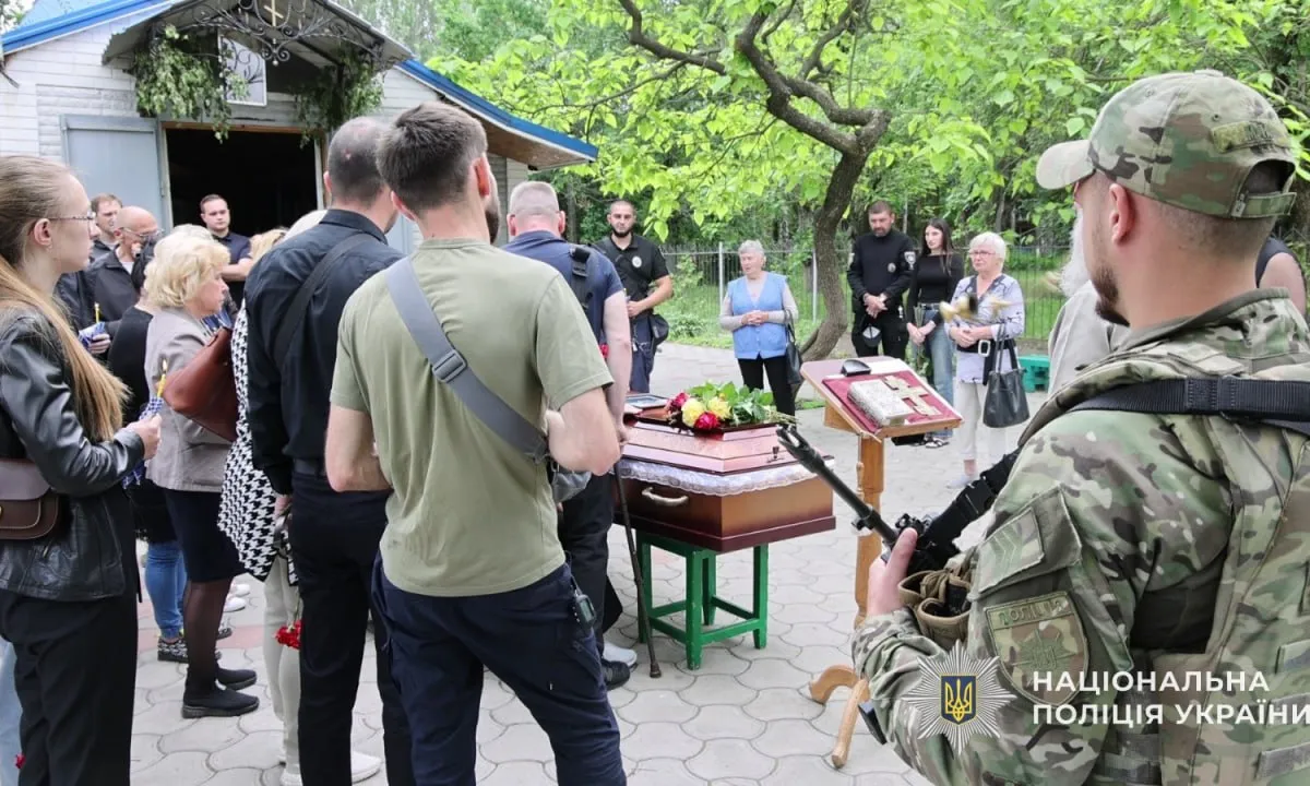Попрощатися з Богданом прийшли рідні, друзі, колеги та керівництво обласної поліції