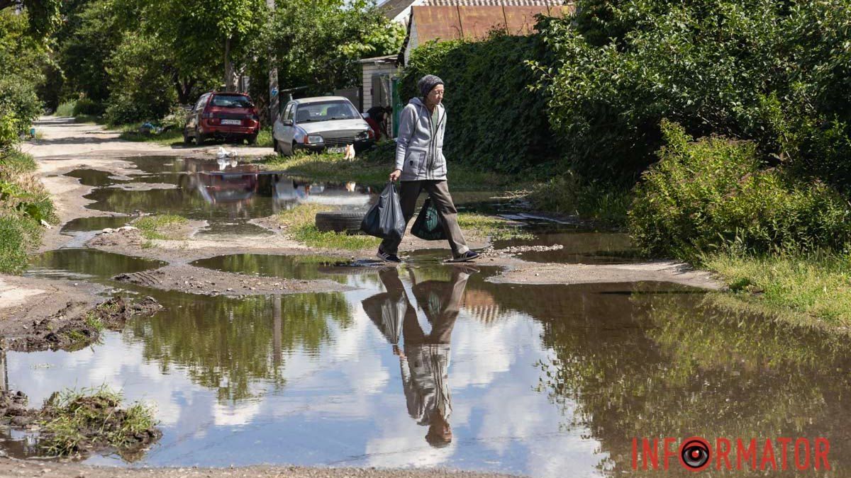 У Дніпрі заливає водою вулицю Мольєра: затопило прилеглі будинки, комунальні служби не реагували пів дня
