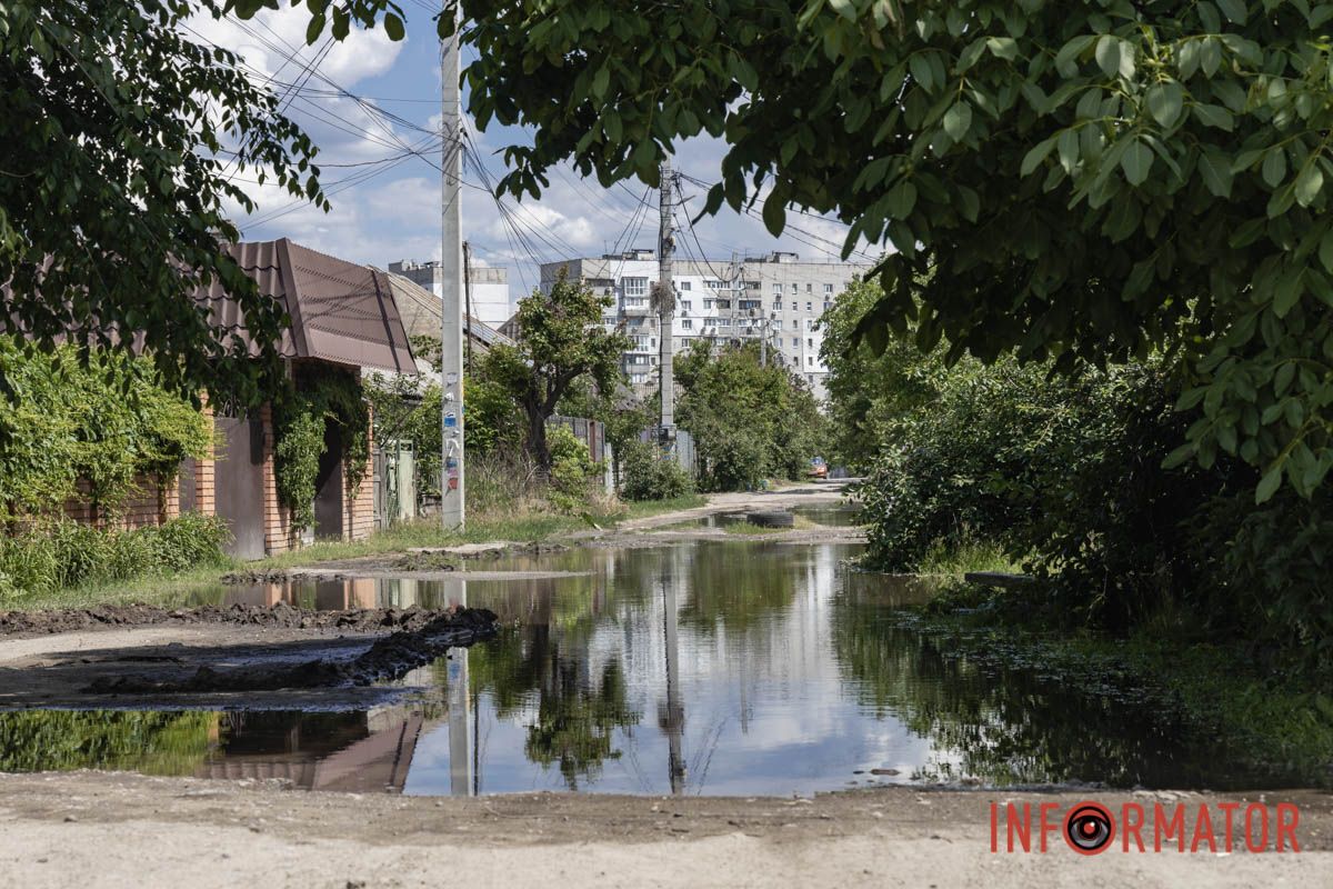 Вода тече з-під люка
