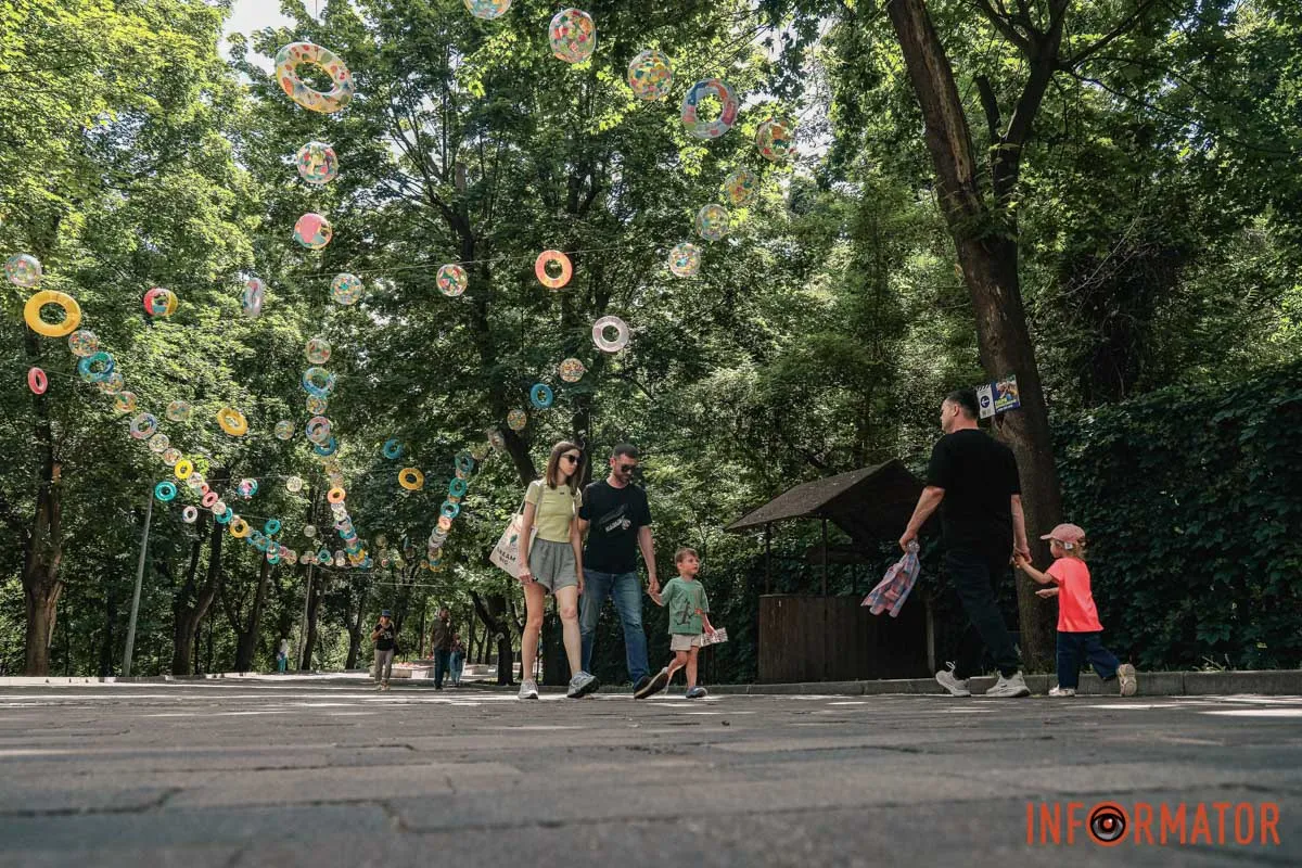 На алеї розмістили різнокольорові кульки