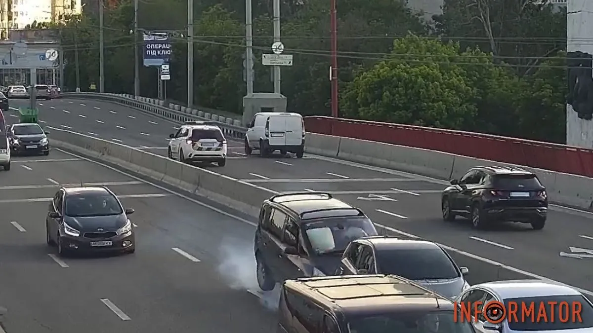 В Днепре на Новом мосту Nissan врезался в Volkswagen после того, как его протаранил Renault: видео момента
