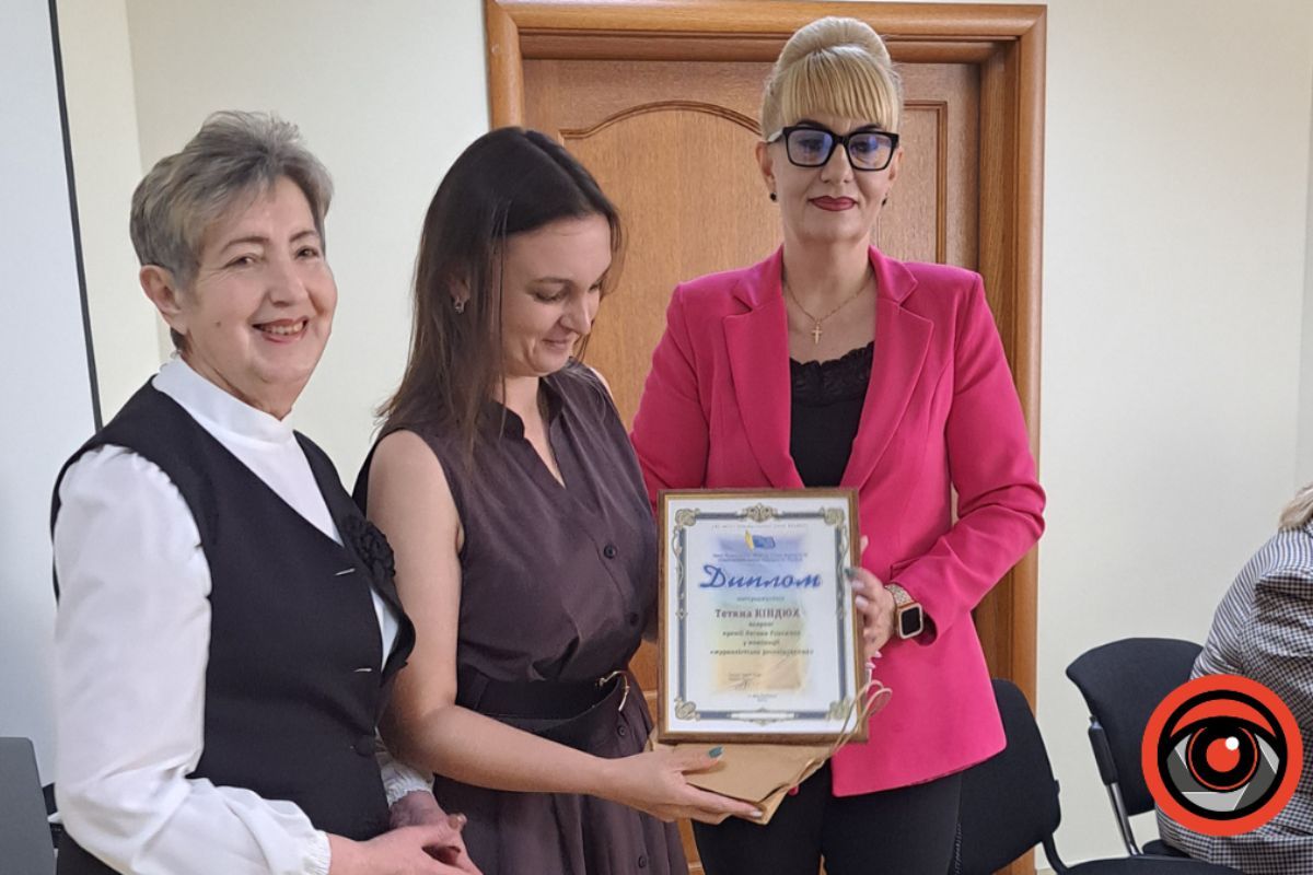 Вручення дипломів Вручення дипломів