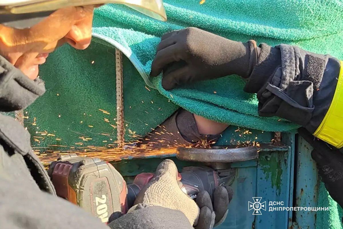 За попередньою інформацією, дитина напоролася рукою на металевий штир паркану та не могла самостійно звільнитися