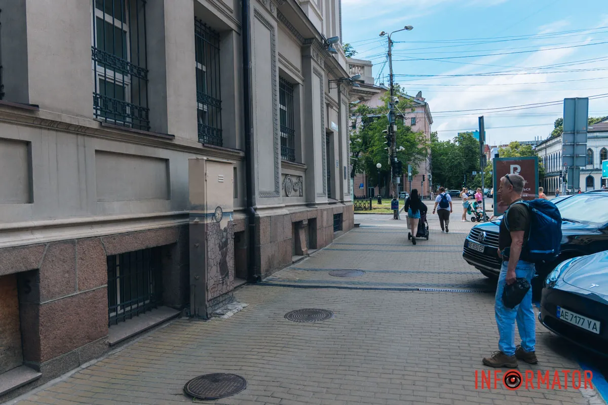 На малюнку можна побачити людину, годинник, голуба, книжку та чашку На малюнку можна побачити людину, годинник, голуба, книжку та чашку