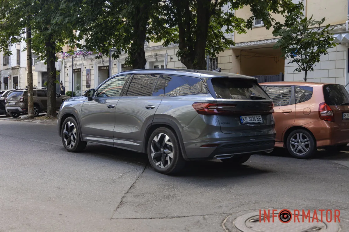 Коммунальная «заплатка», которая скребет днища автомобилей: в Днепре на Вернадского появилась "ловушка" для водителей 5