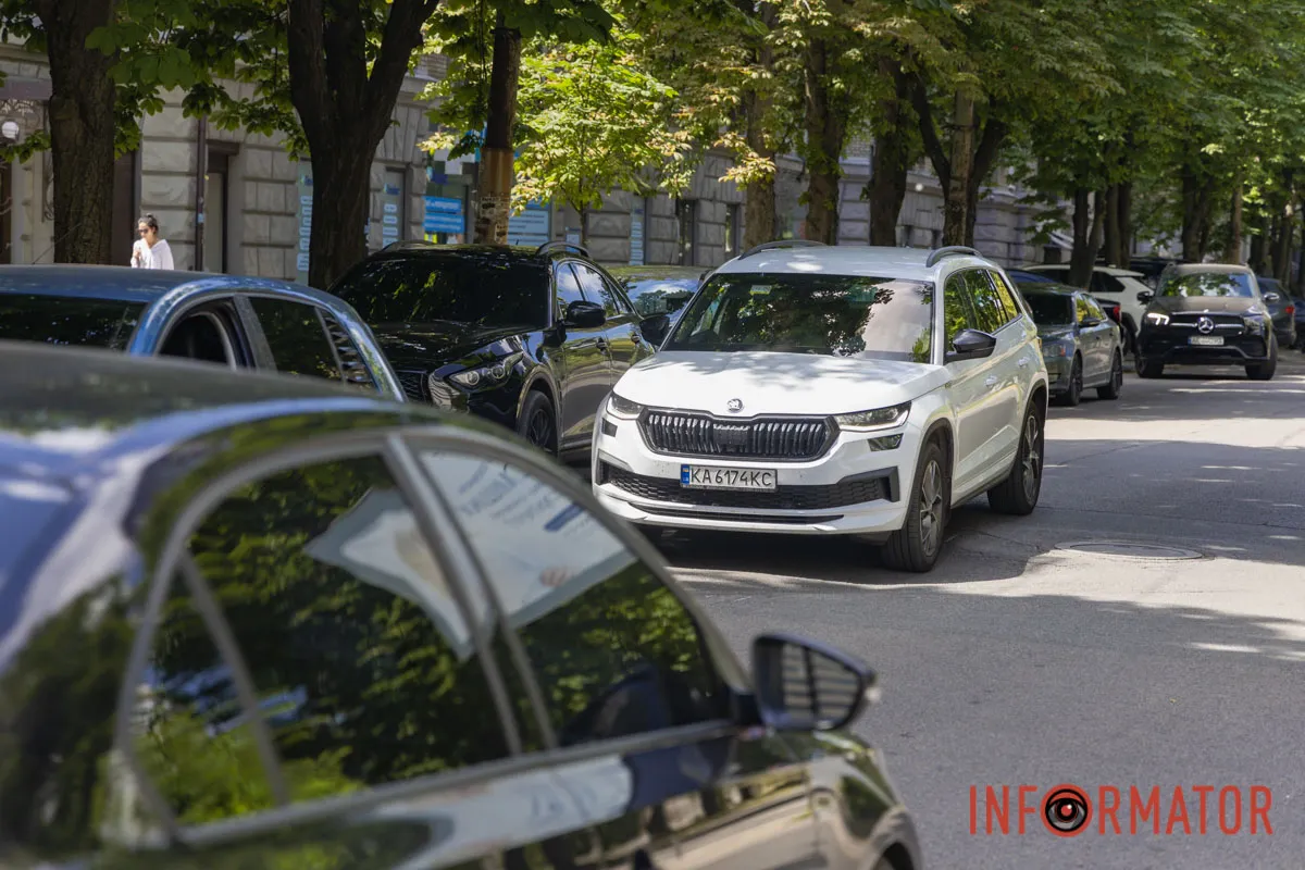 Коммунальная «заплатка», которая скребет днища автомобилей: в Днепре на Вернадского появилась "ловушка" для водителей 11