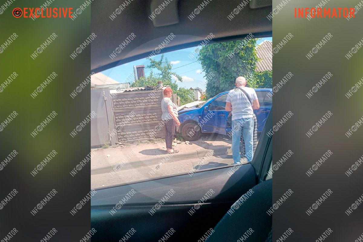 В Днепре на Янтарной Skoda влетела в бетонный забор: есть пострадавшая.