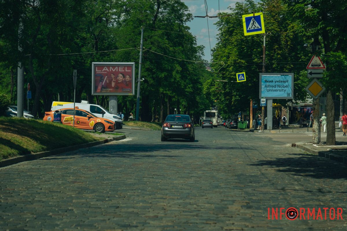 Горби, колізії та дірки: у Дніпрі прсопект Яворницького перетворився на бездоріжжя - історичну бруківку закатали в асфальт "вибірково" 2