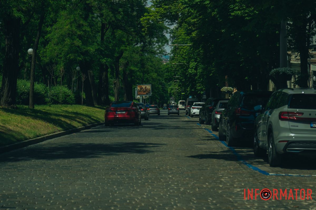 Горби, колізії та дірки: у Дніпрі прсопект Яворницького перетворився на бездоріжжя - історичну бруківку закатали в асфальт "вибірково" 4