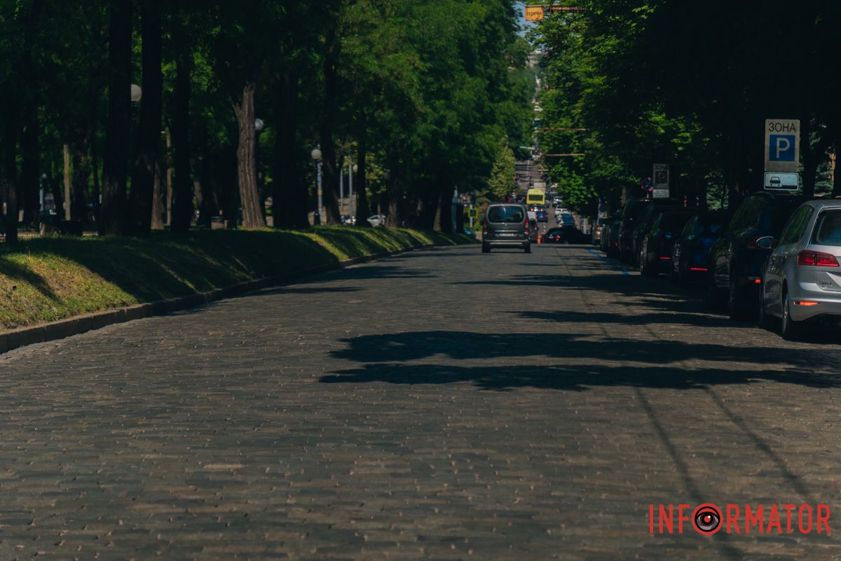 Горби, колізії та дірки: у Дніпрі прсопект Яворницького перетворився на бездоріжжя - історичну бруківку закатали в асфальт "вибірково" 6