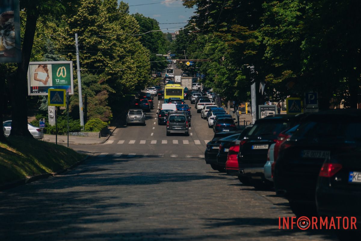Горби, колізії та дірки: у Дніпрі прсопект Яворницького перетворився на бездоріжжя - історичну бруківку закатали в асфальт "вибірково" 7