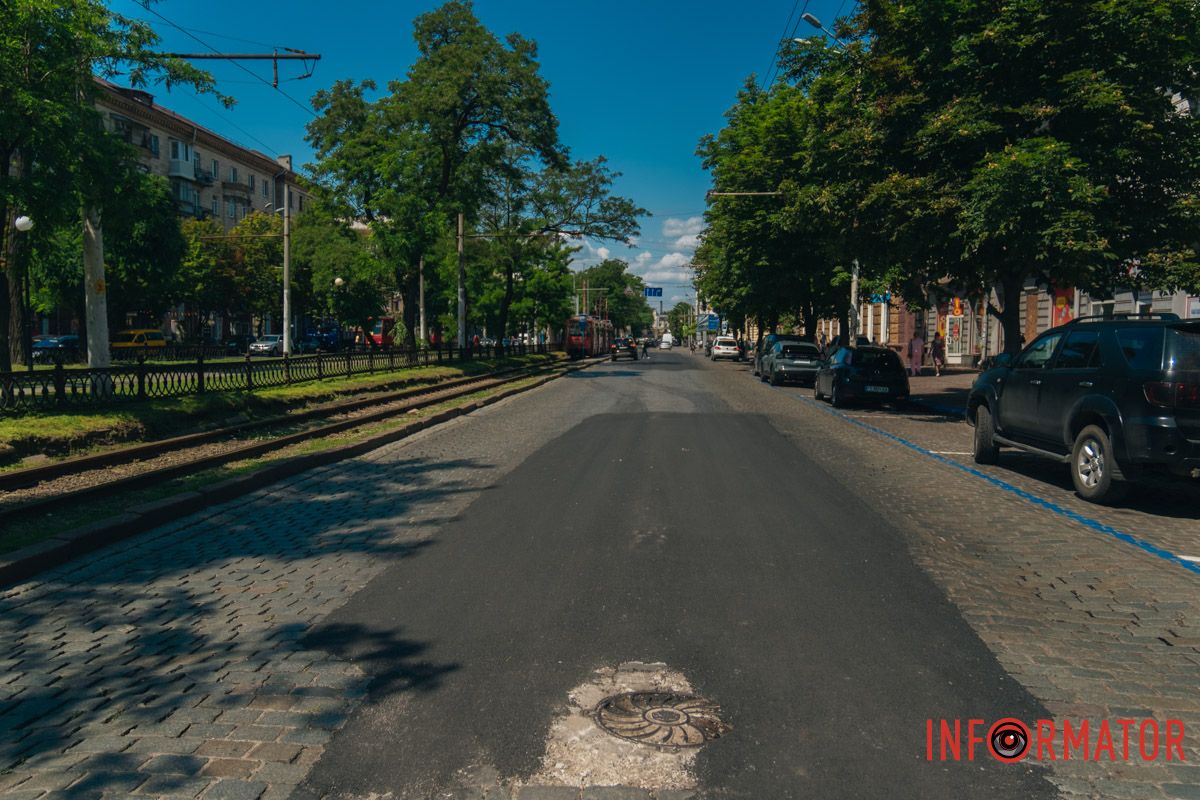 Горби, колізії та дірки: у Дніпрі прсопект Яворницького перетворився на бездоріжжя - історичну бруківку закатали в асфальт "вибірково" 16