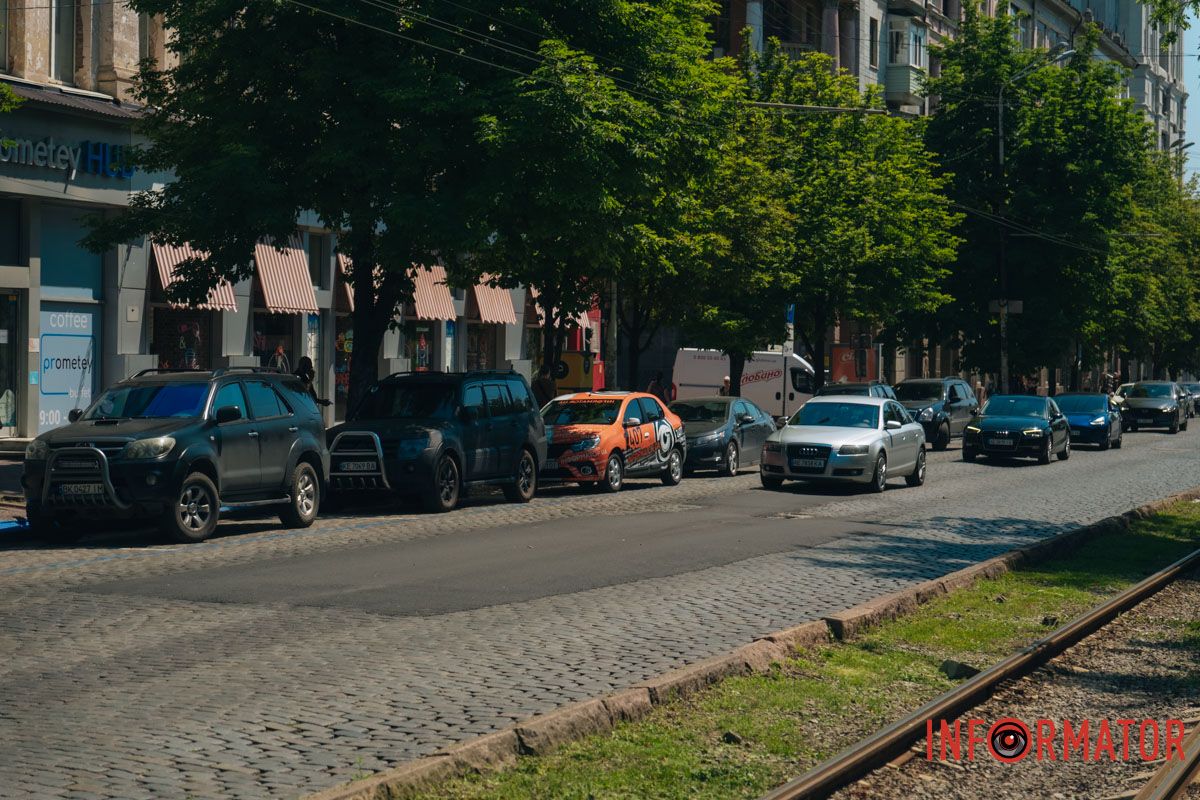 Горби, колізії та дірки: у Дніпрі прсопект Яворницького перетворився на бездоріжжя - історичну бруківку закатали в асфальт "вибірково" 12