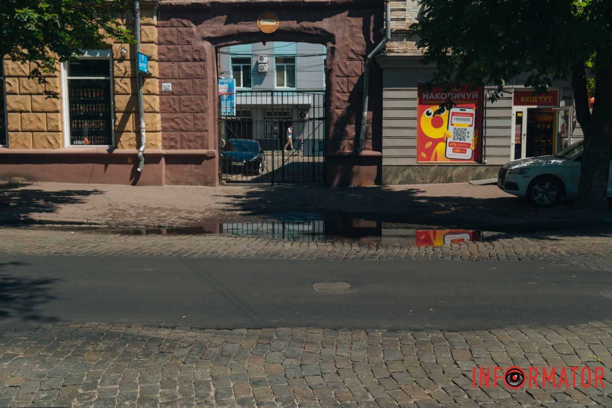 Горби, колізії та дірки: у Дніпрі прсопект Яворницького перетворився на бездоріжжя - історичну бруківку закатали в асфальт "вибірково" 13