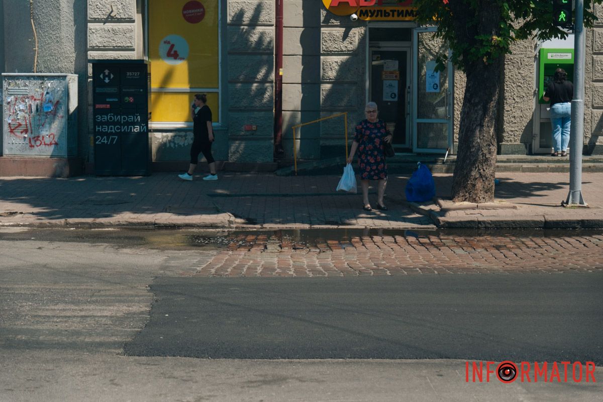Горби, колізії та дірки: у Дніпрі прсопект Яворницького перетворився на бездоріжжя - історичну бруківку закатали в асфальт "вибірково" 15