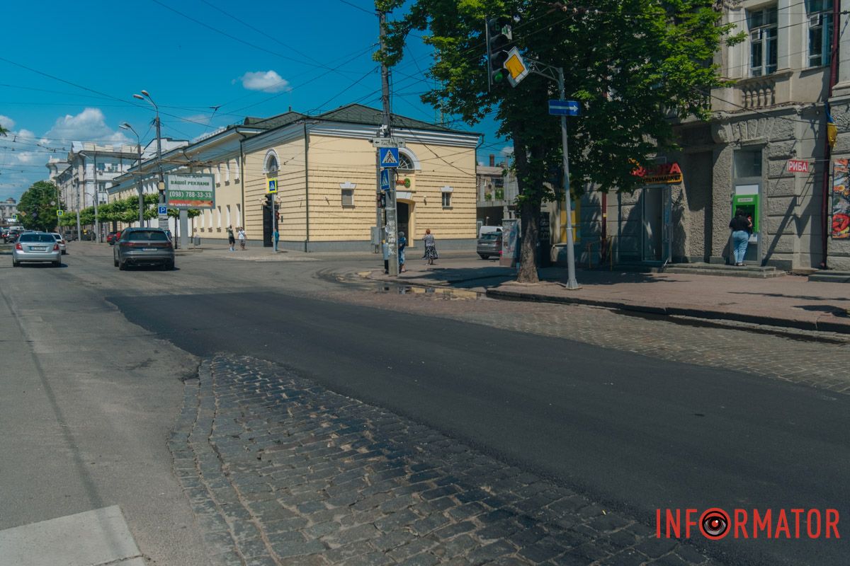 Горби, колізії та дірки: у Дніпрі прсопект Яворницького перетворився на бездоріжжя - історичну бруківку закатали в асфальт "вибірково" 17