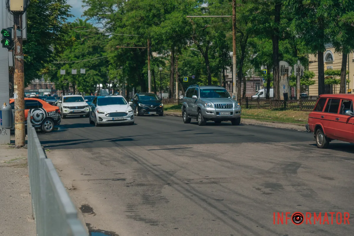 Горби, колізії та дірки: у Дніпрі проспект Яворницького перетворився на бездоріжжя 19