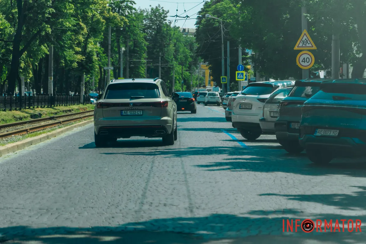 Горби, колізії та дірки: у Дніпрі проспект Яворницького перетворився на бездоріжжя 28