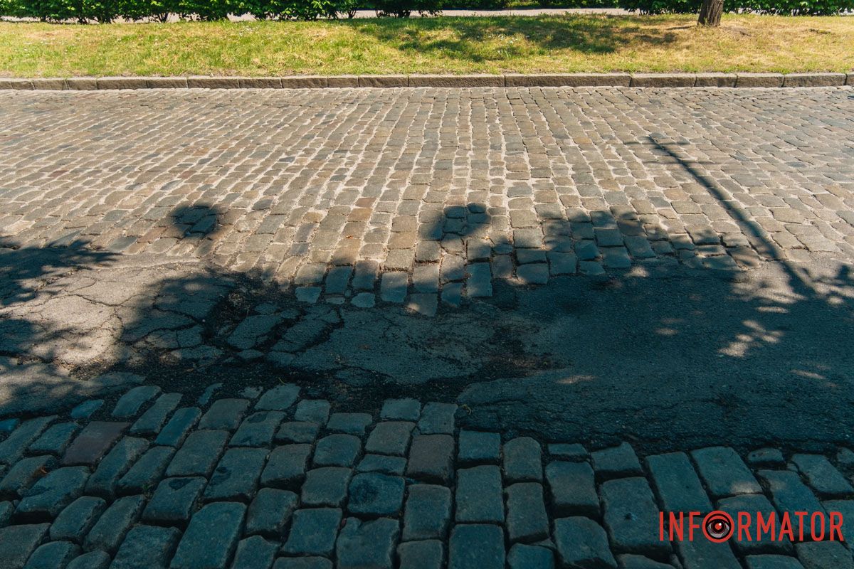 Горби, колізії та дірки: у Дніпрі проспект Яворницького перетворився на бездоріжжя 48