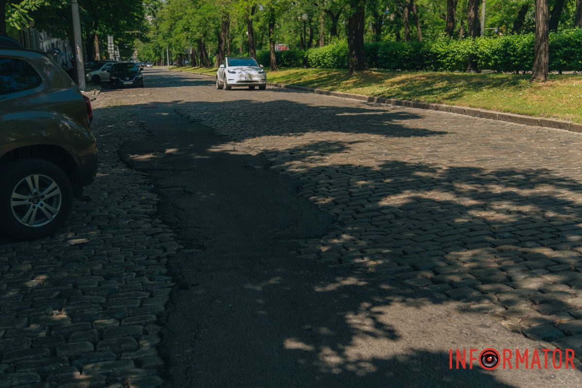 Горби, колізії та дірки: у Дніпрі проспект Яворницького перетворився на бездоріжжя 49