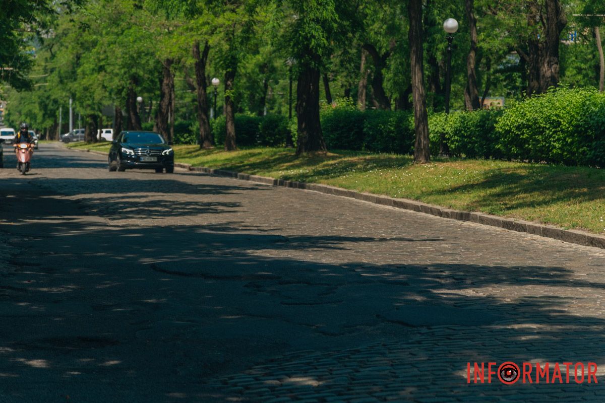 Горби, колізії та дірки: у Дніпрі проспект Яворницького перетворився на бездоріжжя 56