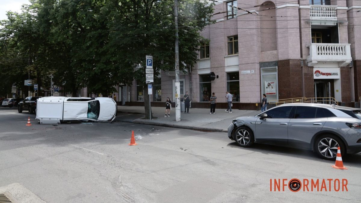 У Дніпрі на проспекті Яворницького Toyota перекинулася після зіткнення з Volkswagen