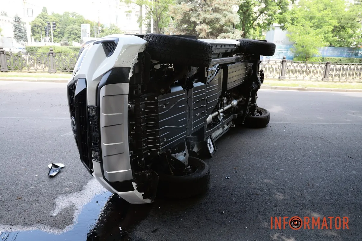 Перекинута автівка перекрила частину дороги