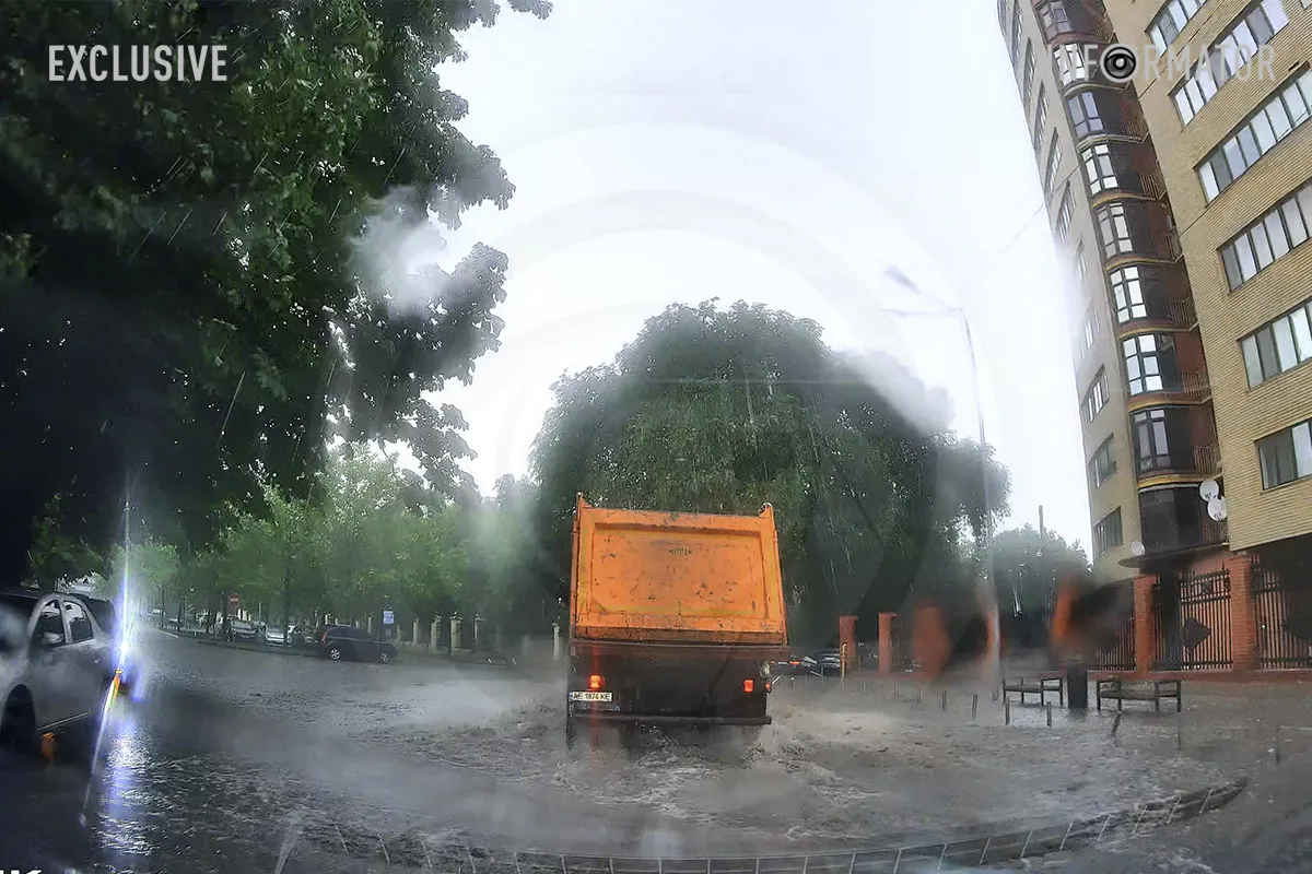 Вулиці перетворюються на річки Вулиці перетворюються на річки