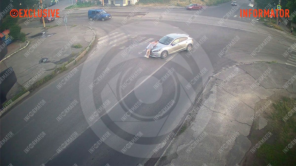 Видео момента: в Днепре на Павлова Mazda сбила женщину на переходе