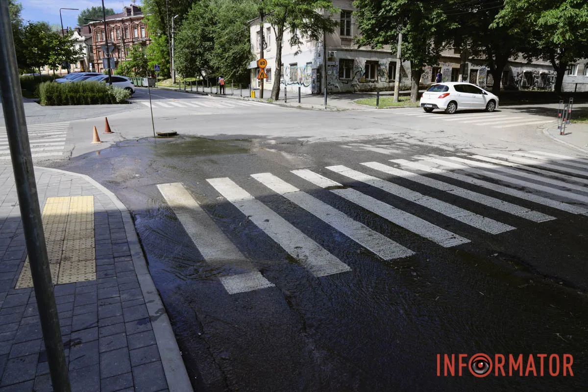 Вода ллється на дорогу