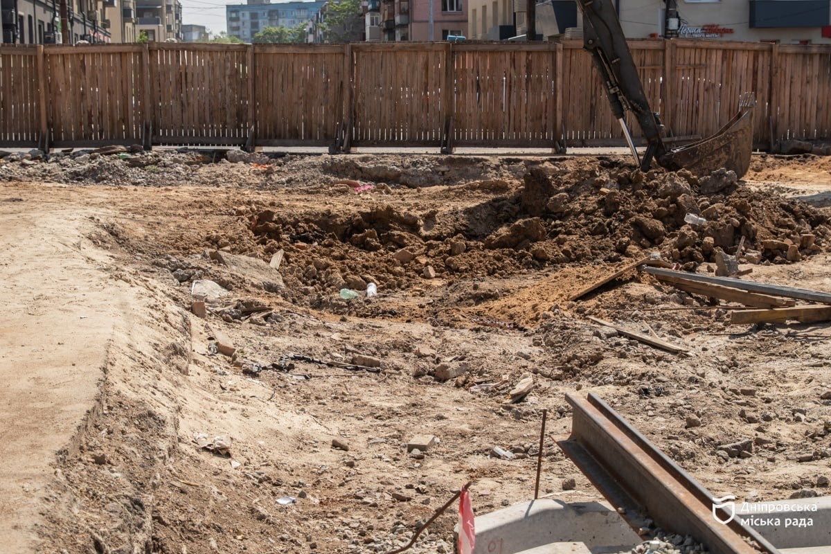  Також частково оновили опори контактної мережі, підготували основу для монтажу супутньої інфраструктури