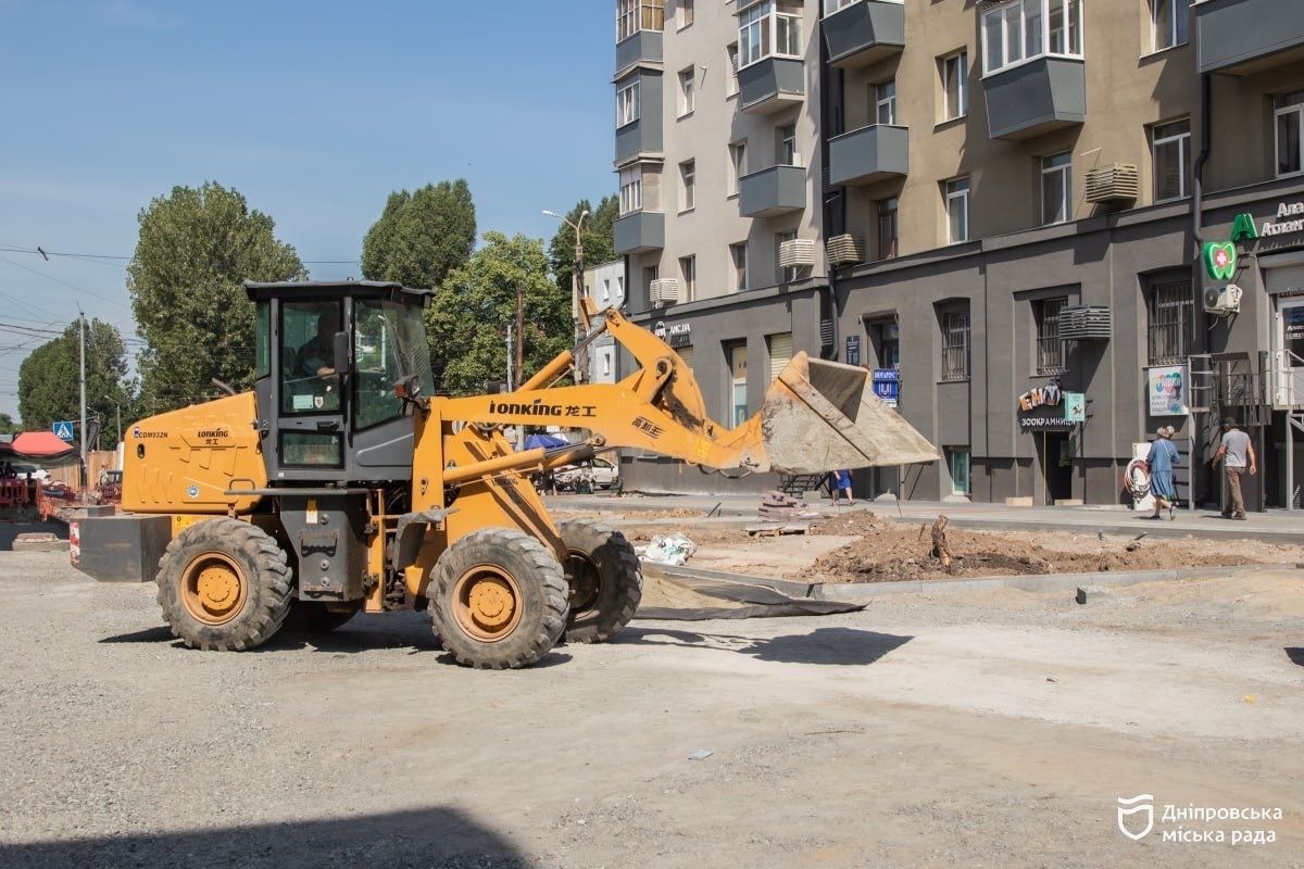 На ділянках, суміщених із проїжджою частиною, укладуть рейки на залізобетонних плитах за безшальною технологією