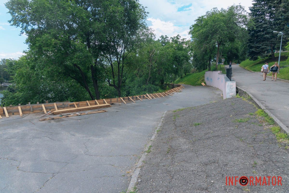 Спочатку дана стінка була збудована з бутового каменю