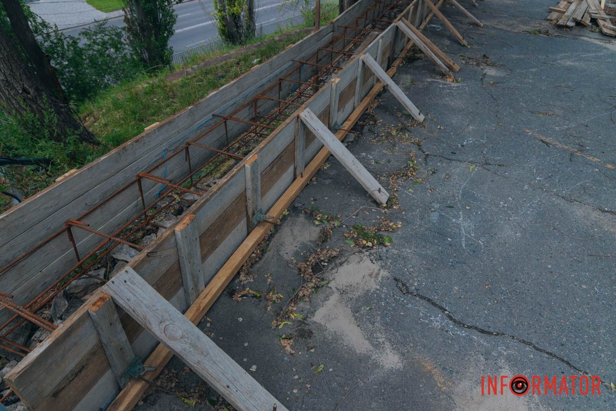 КП “Міська інфраструктура” вирішило збудувати монолітну армовану підпірну стінку