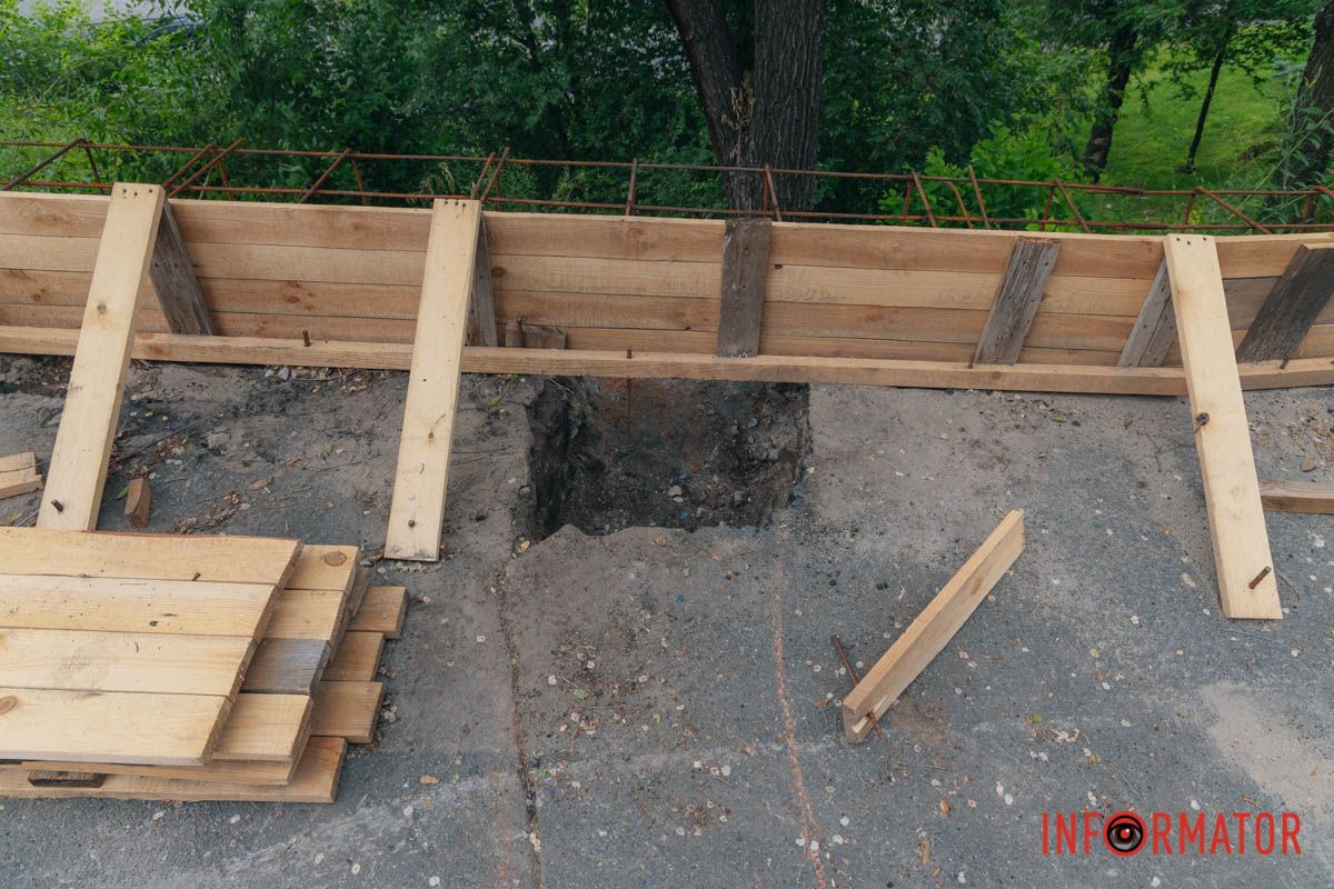 Змонтують водовідвідний лоток та встановлять захисну перильну огорожу