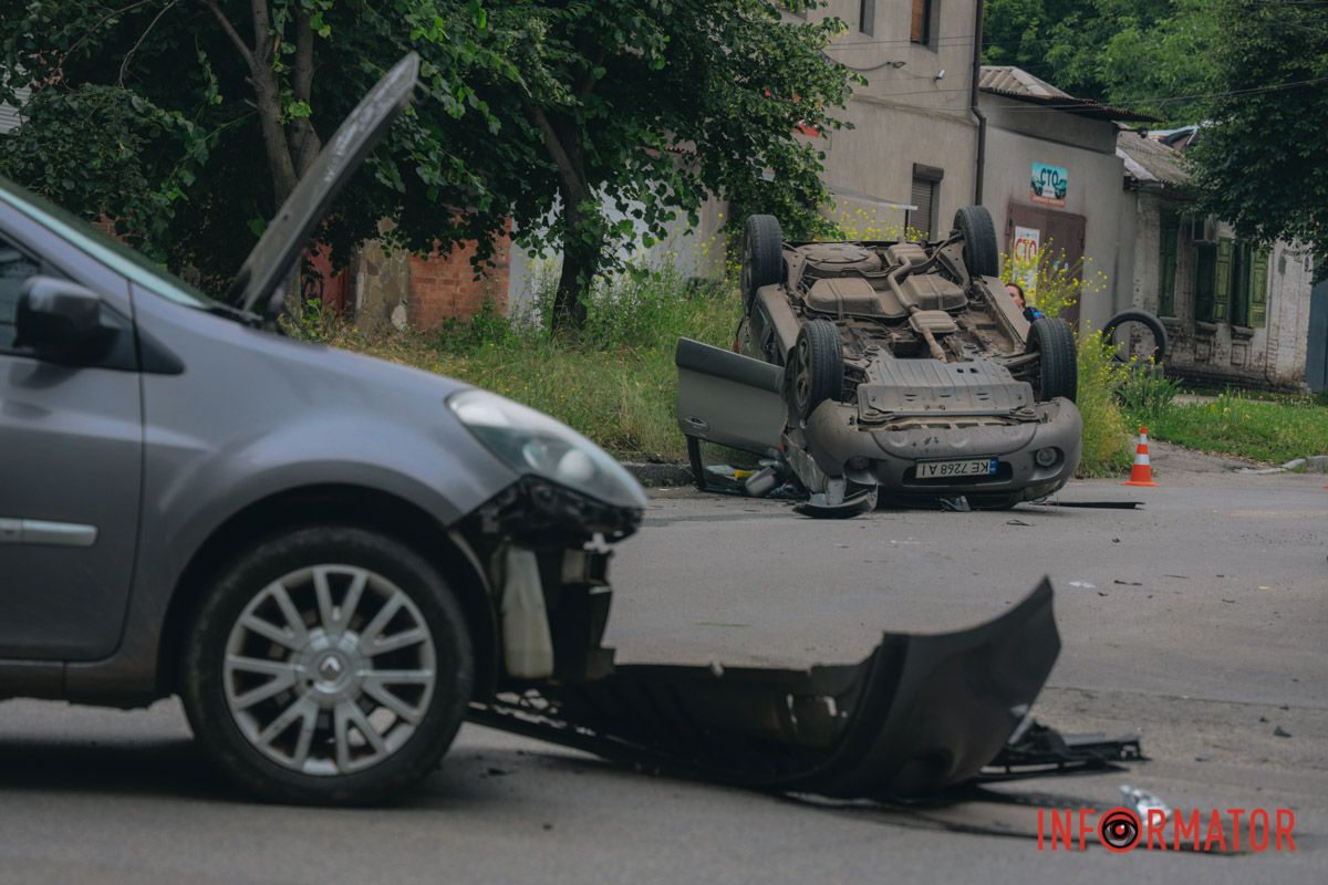 У іншої машини розбита передня частина