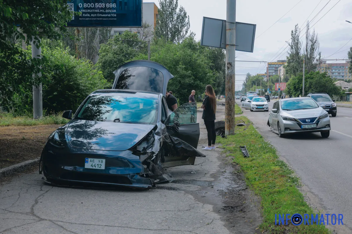Оторвало колеса: в Днепре на Калиновой столкнулись Tesla и Nissan, пострадала 20