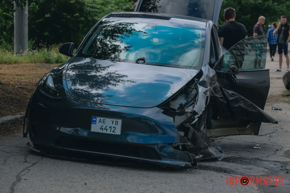 Оторвало колеса: в Днепре на Калиновой столкнулись Tesla и Nissan, пострадала 19