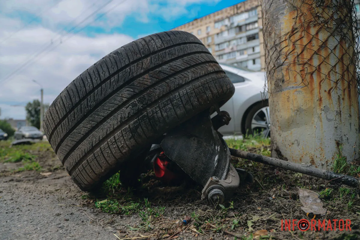 Оторвало колеса: в Днепре на Калиновой столкнулись Tesla и Nissan, пострадала 3