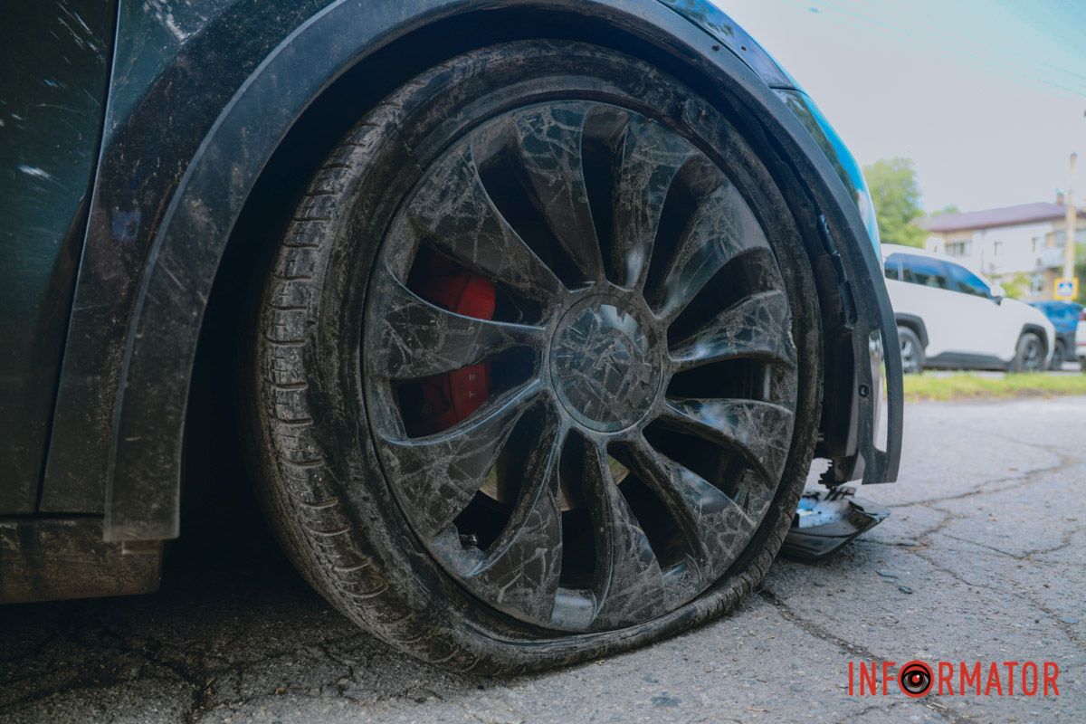 Оторвало колеса: в Днепре на Калиновой столкнулись Tesla и Nissan, пострадала 4