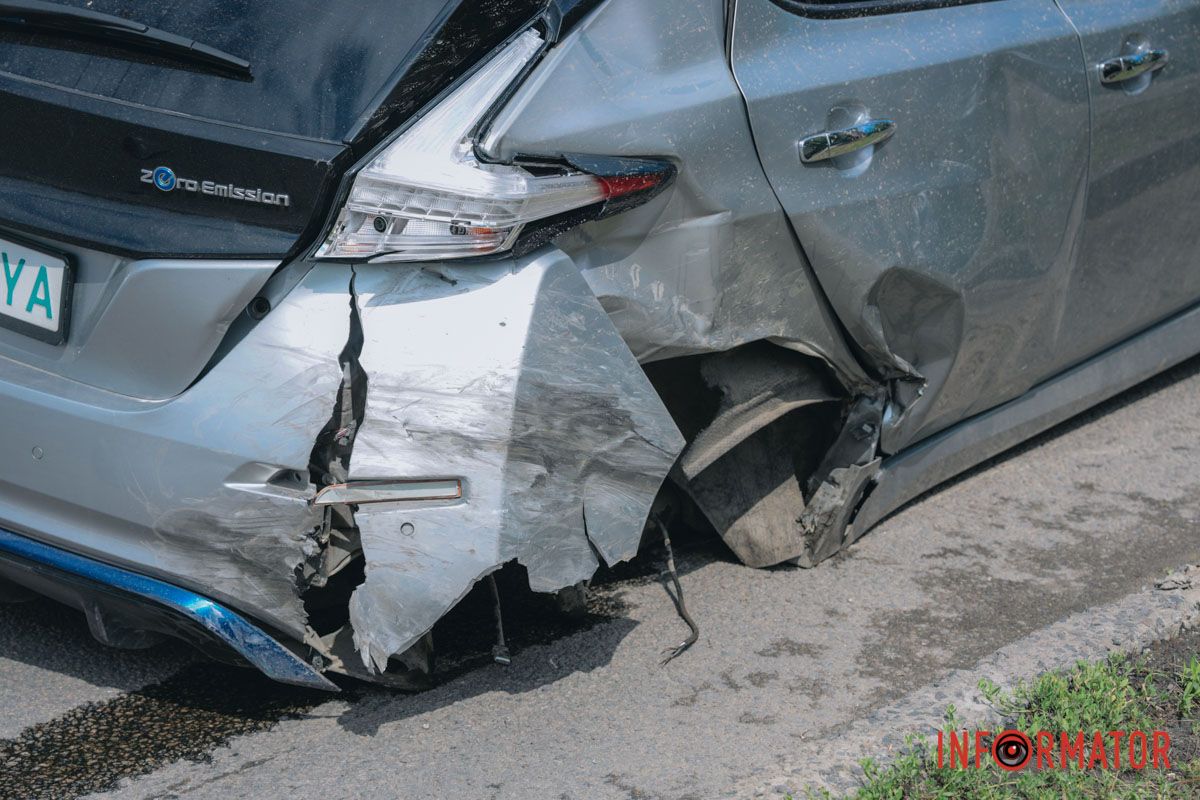 Оторвало колеса: в Днепре на Калиновой столкнулись Tesla и Nissan, пострадала 10
