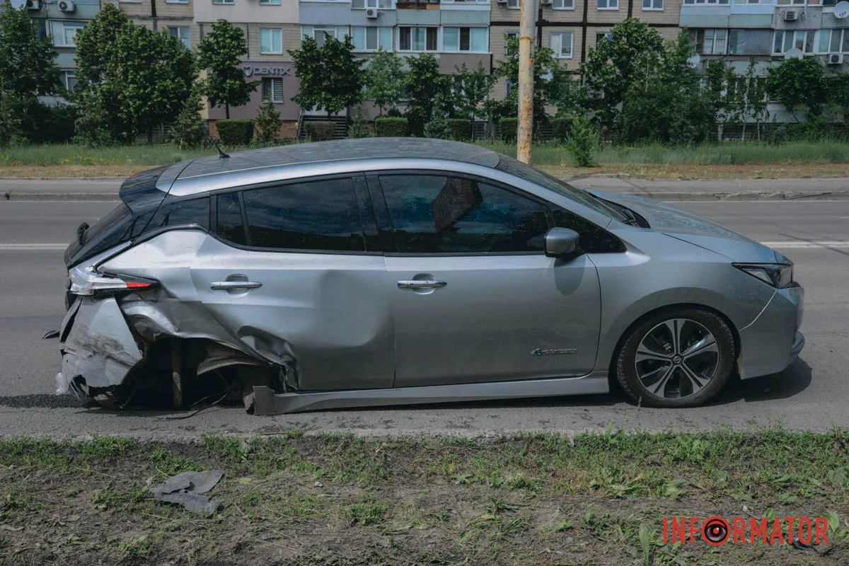 Оторвало колеса: в Днепре на Калиновой столкнулись Tesla и Nissan, пострадала 15