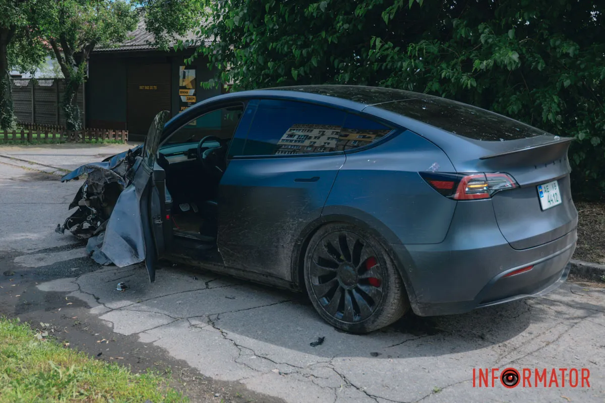 Оторвало колеса: в Днепре на Калиновой столкнулись Tesla и Nissan, пострадала 16
