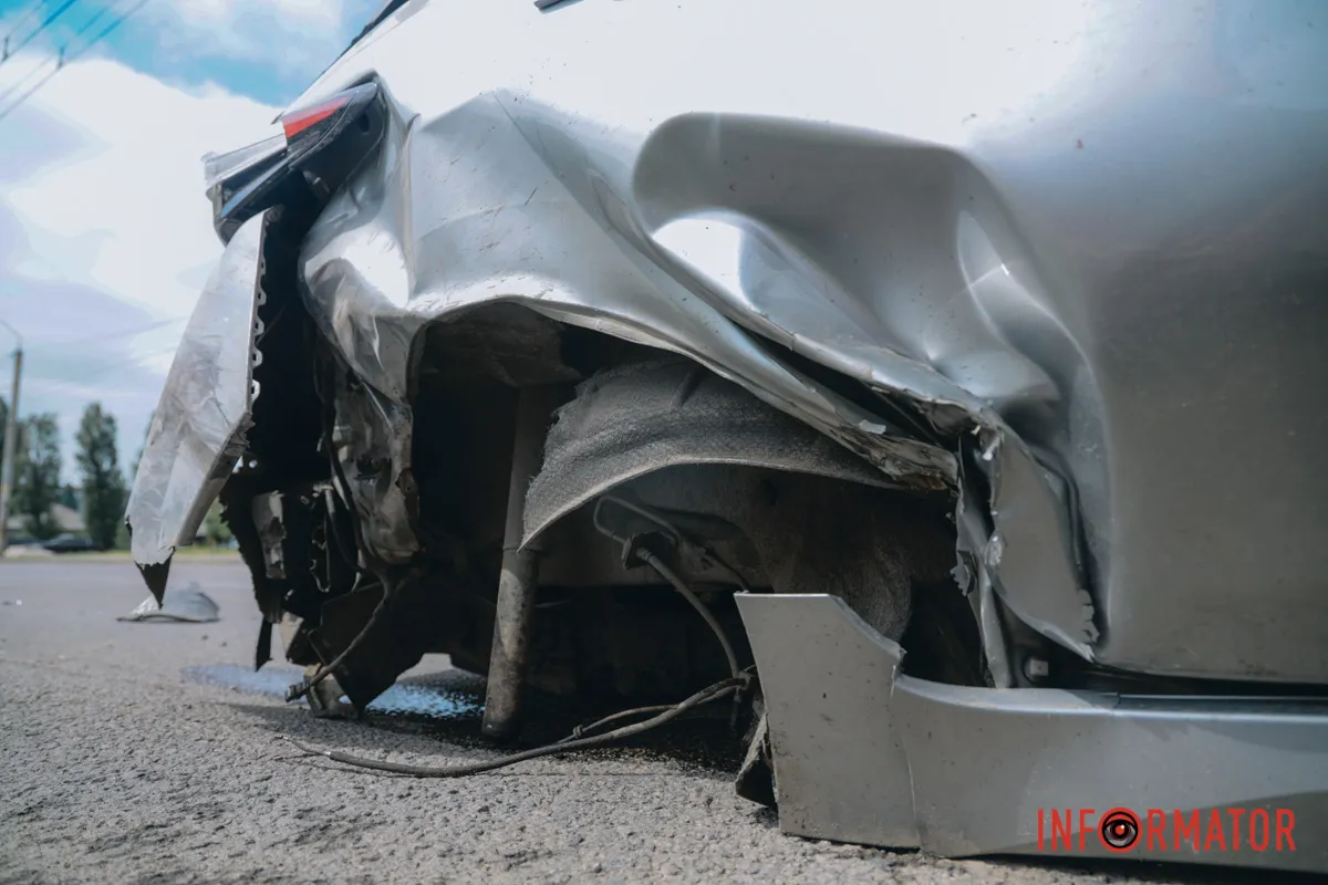Оторвало колеса: в Днепре на Калиновой столкнулись Tesla и Nissan, пострадала 5