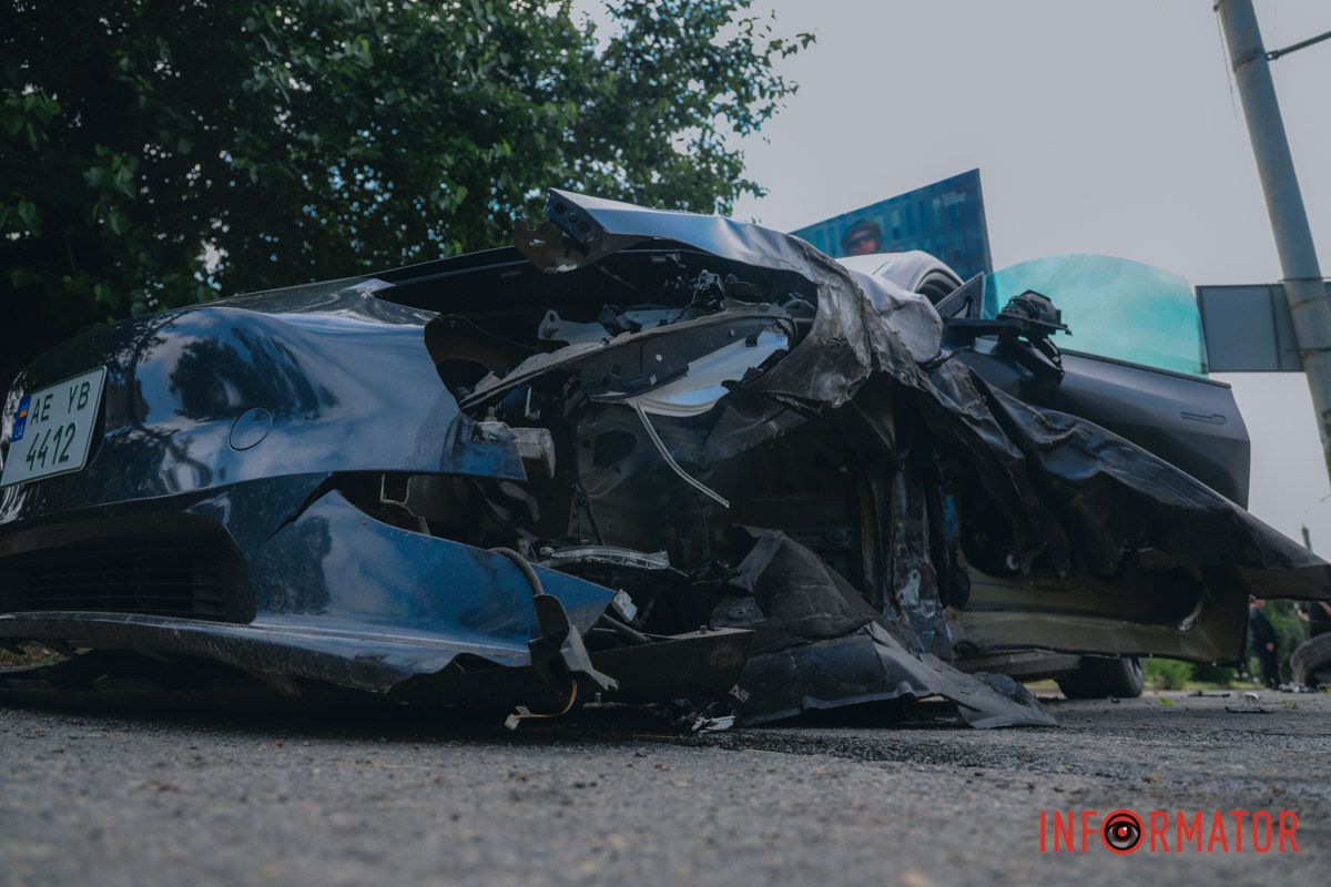 Оторвало колеса: в Днепре на Калиновой столкнулись Tesla и Nissan, пострадала 11