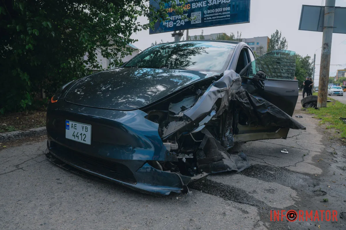 Оторвало колеса: в Днепре на Калиновой столкнулись Tesla и Nissan, пострадала 14