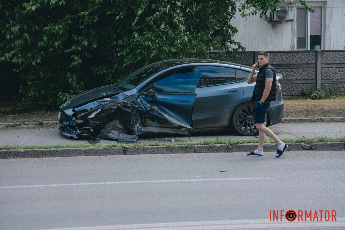 Оторвало колеса: в Днепре на Калиновой столкнулись Tesla и Nissan, пострадала 17