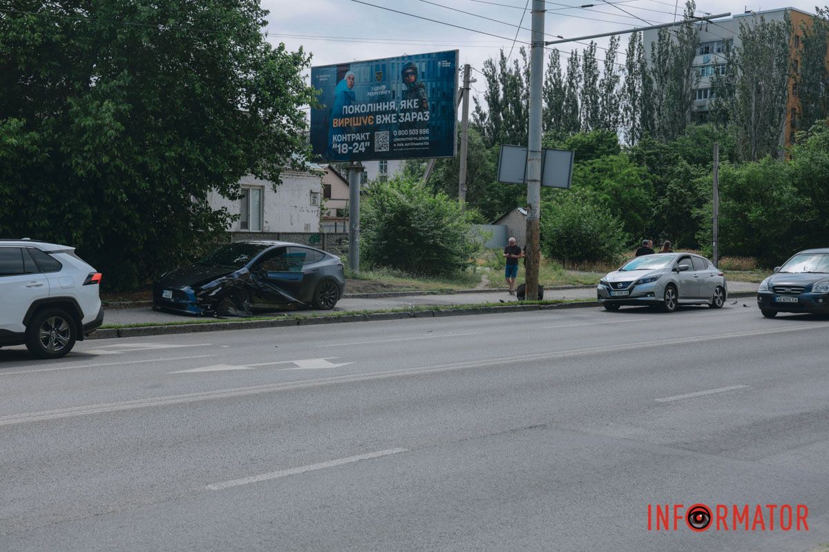 Оторвало колеса: в Днепре на Калиновой столкнулись Tesla и Nissan, пострадала 6